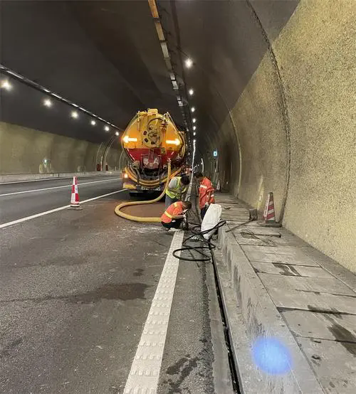 红星隧道排水渠清淤